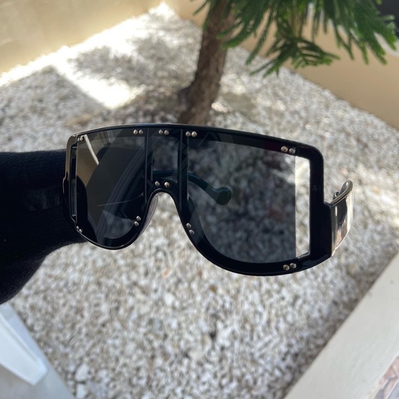Women’s Oversized Sheild Sunglasses - Picture 5 of 5